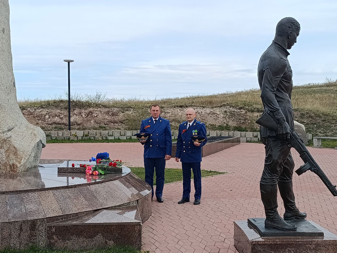 Сотрудники Абаканской транспортной прокуратуры почтили память участников Великой Отечественной войны.